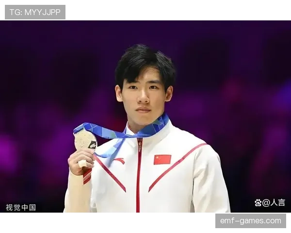 张博恒训练完汗流浃背，出门拎的包看着能付掉我半年网购账单，扎心